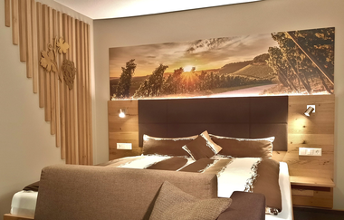 Doppelbett mit jeweils einem Nachttischschränkchen | © Landpension Kohler