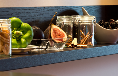 Blick auf die Aromenbar im Kabinett-Doppelzimmer "Wein-Design" im Hotel Laurentius. Zu sehen sind Gläser mit Bananenchips, Zimt und daneben verschiedenes Obst und Gemüse. | © Unbekannt