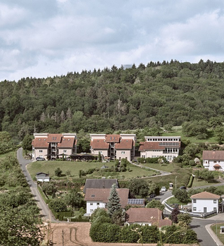 Eine Außenansicht des Hotels mitten in der Natur | © Dominik Cini