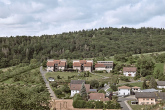 Eine Außenansicht des Hotels mitten in der Natur | © Dominik Cini