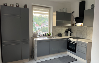 Küchenzeile mit Backofen und Herd | © Sandys Cozy Stone Cottage