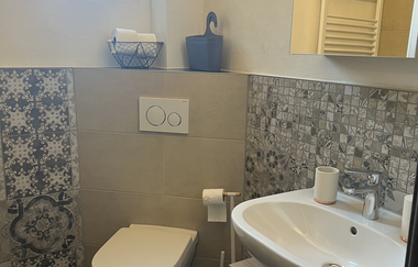 Modernes Badezimmer - Toilette und Waschbecken | © Sandys Cozy Stone Cottage