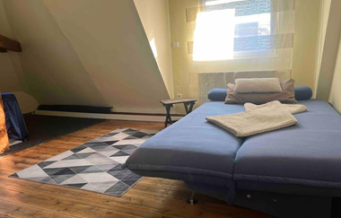 Schlafzimmer Doppeltbett und Einzelbett | © Sandy´s Cozy Stone Cottage