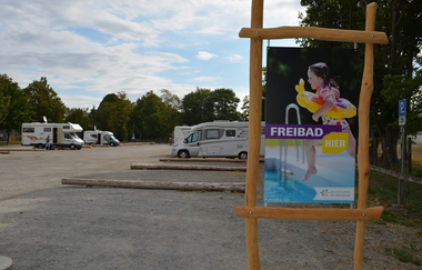 Begrüßungstafeln mit Sehenswürdigkeiten über Bad Mergentheim, hier: Freibad Bad Mergentheim