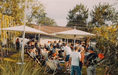 Fest mit Liegestühlen und Schirmen außerhalb | © Neckar-Zaber-Tourismus e.V.