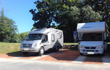 Blick auf den Wohnmobilstellplatz in Markelsheim. Hier ist Platz für zwei Fahrzeuge. Im Hintergrund sind große Bäume zu sehen. | © Unbekannt