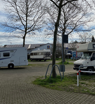 Wohnmobilstellplatz mit zwei geparkten Wohnmobilen