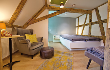 Schlafecke mit Doppelbett, Sesseö und hohem Stehtisch | © Neckar-Zaber-Tourismus e.V.