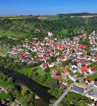Luftaufnahme von Mulfingen mit Häusern und der Jagst | © Touristikgemeinschaft Hohenlohe e. V. | Andi Schmid, Fotolevel