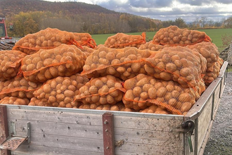Anhänger mit vielen Kartoffelsäcken | © Naturpark Habichtswald