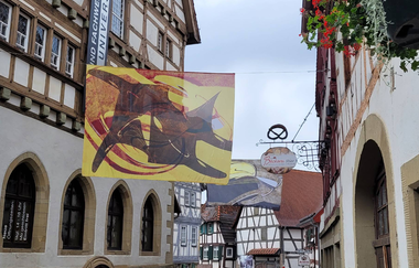 30. Künstlerfahnenfestival "Verspeise die leise Weise" in der Altstadtstraße  und im Stadt-und Fachwerkmuseum in Eppingen | © Stadt Eppingen