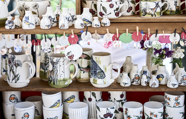 Viele verschiedene weiße Keramik-Produkte mit Aufdruck werden ausgestellt. | © Touristikgemeinschaft Hohenlohe e.V. | Stefan Leitner