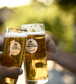 Es wird mit zwei Gläsern mit Bier darin angestoßen | © Touristikgemeinschaft Hohenlohe e.V. | Stefan Leitner