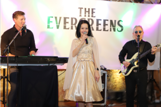 Die Band THE EVERGREENS steht auf der Bühne | © Becksteiner Winzer / THE EVERGREENS