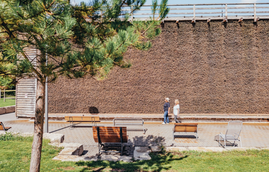 Besucher am Gradierwerk im Sommer I Bad Rappenau | © Stadt Bad Rappenau I Chris Frumolt