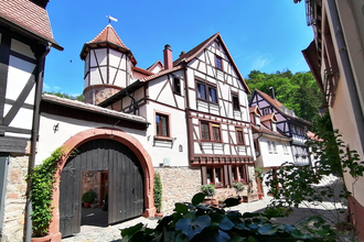 Fachwerkhaus mit großem Torbogen zum Innenhof. | © Jasmin Wolf