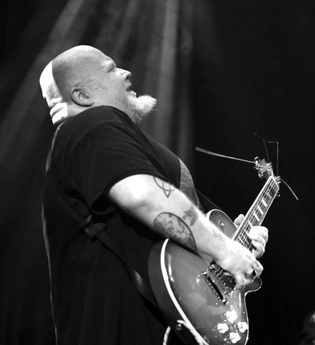 Ein Musiker spielt leidenschaftlich E-Gitarre auf der Bühne. | © schbieldesle e.V.