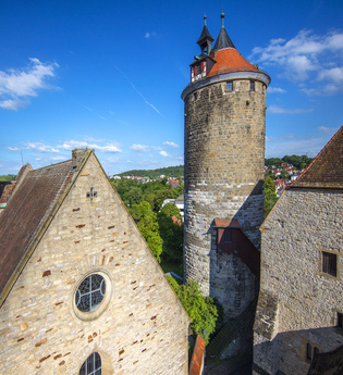Historische Gebäude in Besigheim mit einem Turm und alten Steinhäusern unter blauem Himmel. | © Stadt Besigheim