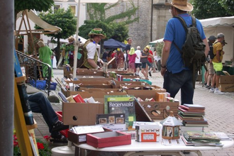 Bücherstände und Besucher auf dem Büchermarkt in Kirchberg an der Jagst | © Stadt Kirchberg an der Jagst