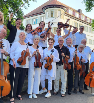 Musiker des Kammerorchesters vor dem Bad Rappenauer Schloss