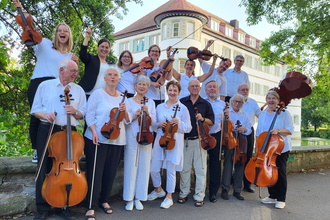 Musiker des Kammerorchesters vor dem Bad Rappenauer Schloss