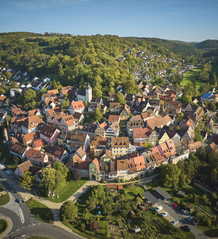 Luftaufnahme von der malerisch im grünen gelegenen historischen Stadt | © Touristikgemeinschaft Hohenlohe e. V. | Andi Schmid