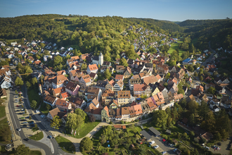 Luftaufnahme von der malerisch im grünen gelegenen historischen Stadt | © Touristikgemeinschaft Hohenlohe e. V. | Andi Schmid