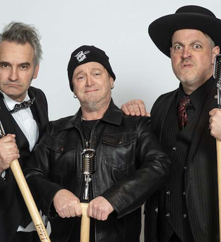 Drei Männer mit Mikrofonen posieren in Anzügen und Lederjacke. | © C² CONCERTS GmbH