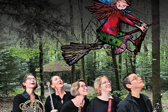 Die kleine Hexe - Vaihinger Bläserquintett & Silke Karl - städtisches Kulturprogramm Brackenheim | © Die_Kleine_Hexe_Musiker im Wald ohne unterer Text_Foto_Peter Pöschl