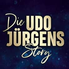 Logo mit dem Text 'Die Udo Jürgens Story' auf dunkelblauem Hintergrund. | © links im Bild
