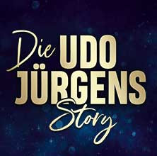 Logo mit dem Text 'Die Udo Jürgens Story' auf dunkelblauem Hintergrund. | © links im Bild