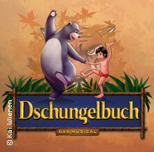 Illustration von Balu und Mogli aus dem Dschungelbuch vor einem Dschungelhintergrund mit dem Schriftzug 'Dschungelbuch - das Musical'. | © see on the left