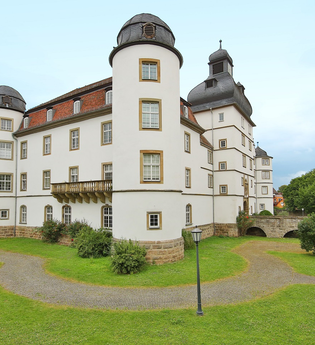 Außenansicht Schloss Pfedelbach mit Hofgarten | © Touristikgemeinschaft Hohenlohe e.V. | Andi Schmid