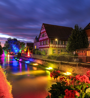 Beleuchteter Fluss durch den Ort