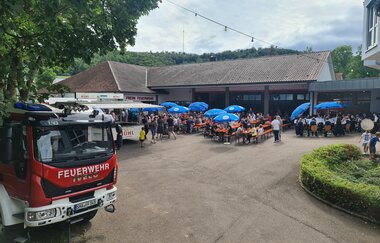 Blick auf den Vorplatz des Feuerwehrmagazins