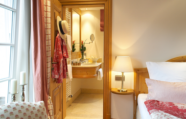 Bett und Badezimmer in der Jagstmühle | © Touristikgemeinschaft Hohenlohe e. V. | Jagsttal Beteiligung GmbH & Co. KG