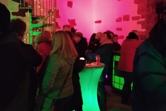 Glühweinfest im historischen Innenhof des Weinguts