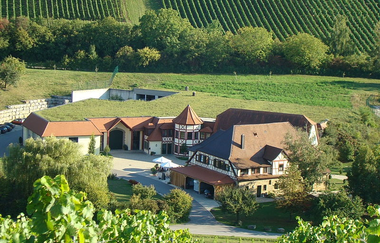 Das fürstliche Weingut mit einer Drohe aufgenommen zeigt die Gebäude und die umliegenden grünen Weinberge | © Touristikgemeinschaft Hohenlohe e. V.  | Weingut Fürst Hohenlohe-Oehringen