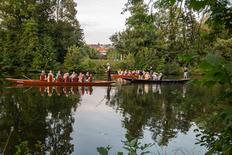 Zwei Boote mit Musikern auf einem Fluss, umgeben von Bäumen. | © Stadtverwaltung Vaihingen an der Enz