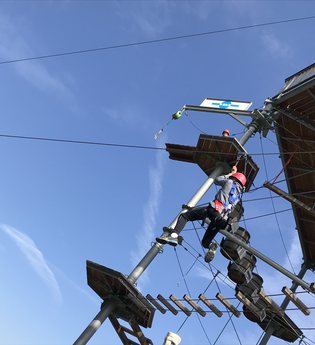 Auf dem Kletterturm klettert eine Person mit Absicherung | © Touristikgemeinschaft Hohenlohe e. V. | DAV Heilbronn