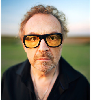 Mann mit gelber Brille und ernstem Blick im Freien. | © Konzertkreis Triangel Compagnia Compostelli e.V.