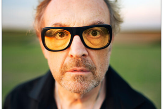 Mann mit gelber Brille und ernstem Blick im Freien. | © Konzertkreis Triangel Compagnia Compostelli e.V.