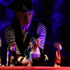 Schauspieler im kapitänskostüm mit Spielfiguren