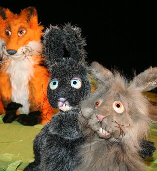 Plüschfiguren Hase und Fuchs | © Werkstattbühne Helmstadt