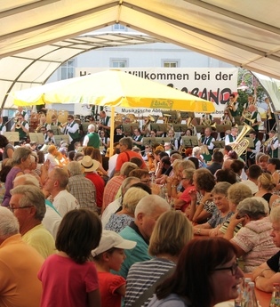 Festzelt mit vielen Gästen