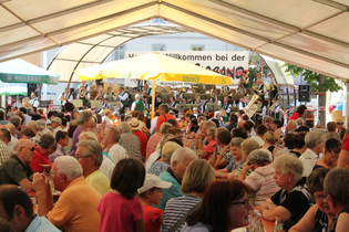 Festzelt mit vielen Gästen