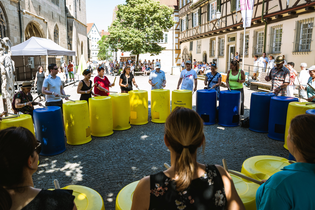 Gruppe von Musikern, die auf Tonnen trommeln
