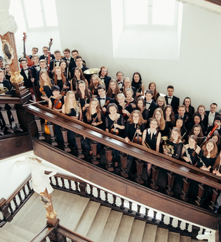 Eine große Gruppe junger Musiker steht auf einer Treppe in einem historischen Gebäude. | © Kultur- und Sportamt Stadt Bietigheim-Bissingen
