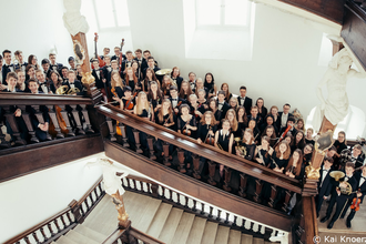 Eine große Gruppe junger Musiker steht auf einer Treppe in einem historischen Gebäude. | © Kultur- und Sportamt Stadt Bietigheim-Bissingen