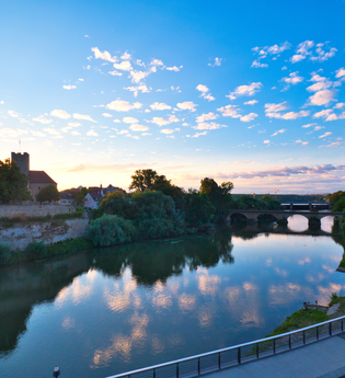 Blick über den Fluss zum Rathausburg in Lauffen am Neckar bei Sonnenuntergang. | © Ulrich Seidel | Stadtverwaltung Lauffen am Neckar